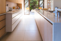 Keukensale - zwevende keukenkasten lange keuken