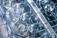 Keukensale - schone glazen in vaatwasser